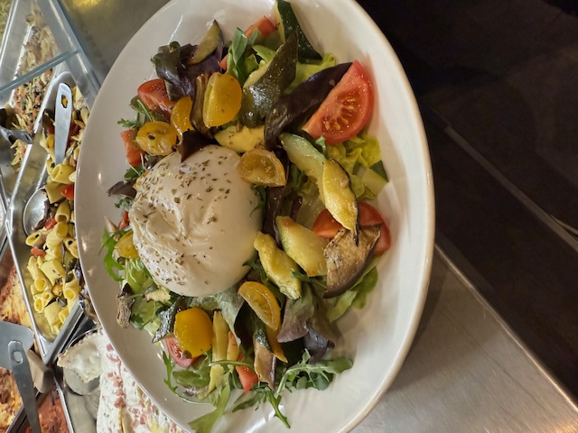 Photo montrant un plat typiquement italien - Salade Burrata avec ses légumes grillés, tomates et basilique fraîche - servi au restaurant Caffe Corto à Paris 8 Madeleine 11 rue Tronchet